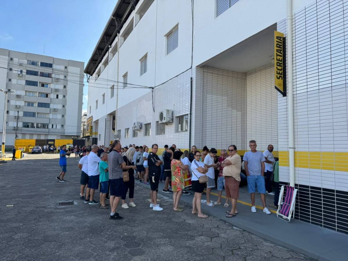 Torcedores do Criciúma formam fila para se associar ao clube — foto 2