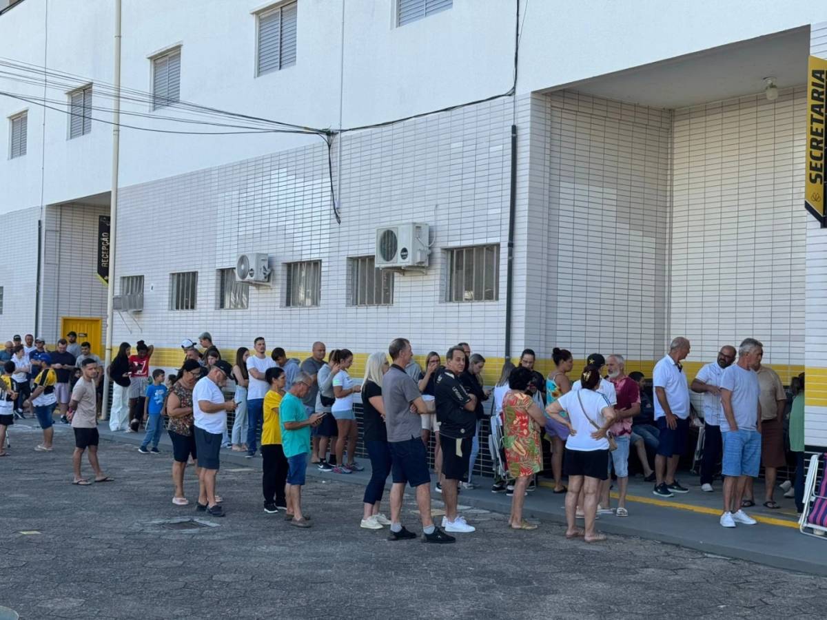 Torcedores do Criciúma formam fila para se associar ao clube — foto 6