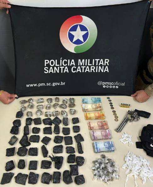 Polícia encontra maconha e arma enterrada em terreno de casa em Forquilhinha — foto 1