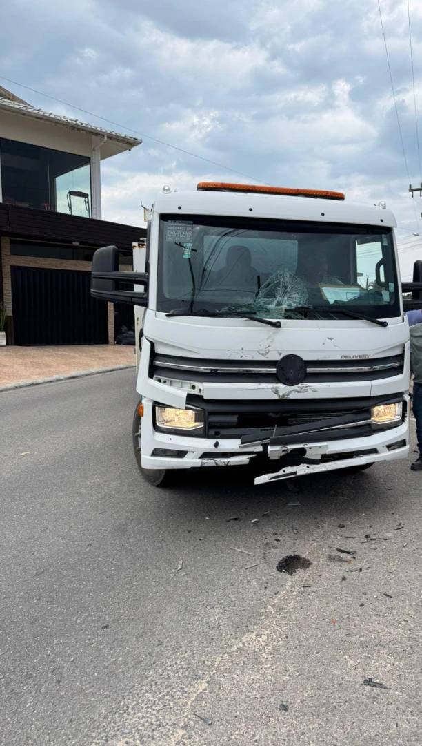 Motociclista fica gravemente ferido após colisão com caminhão em Laguna — foto 1