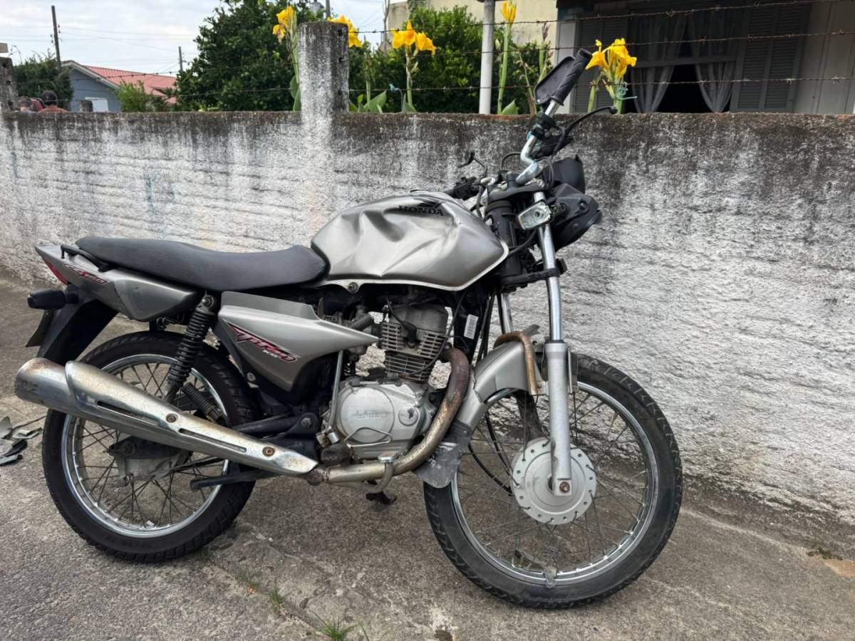 Motociclista fica gravemente ferido após colisão com caminhão em Laguna — foto 2