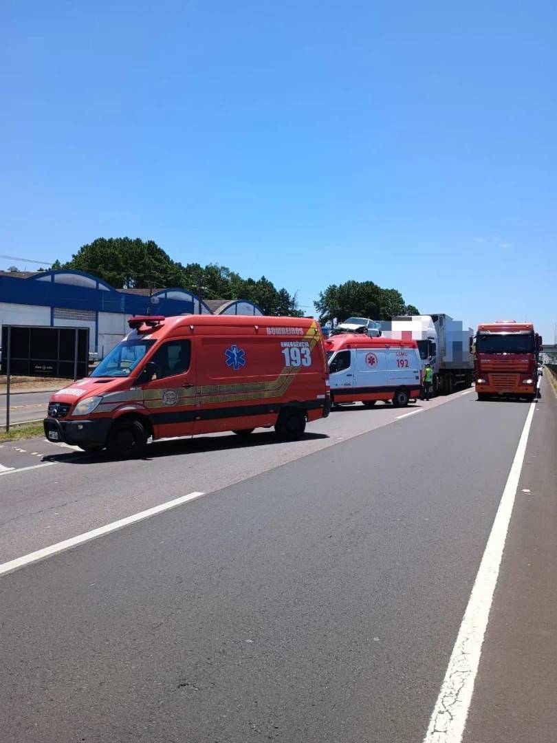 Acidente envolvendo carretas fere motorista na BR-101 em Criciúma — foto 1