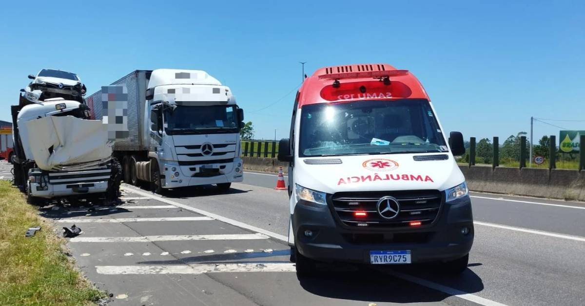Acidente envolvendo carretas fere motorista na BR-101 em Criciúma — foto 2
