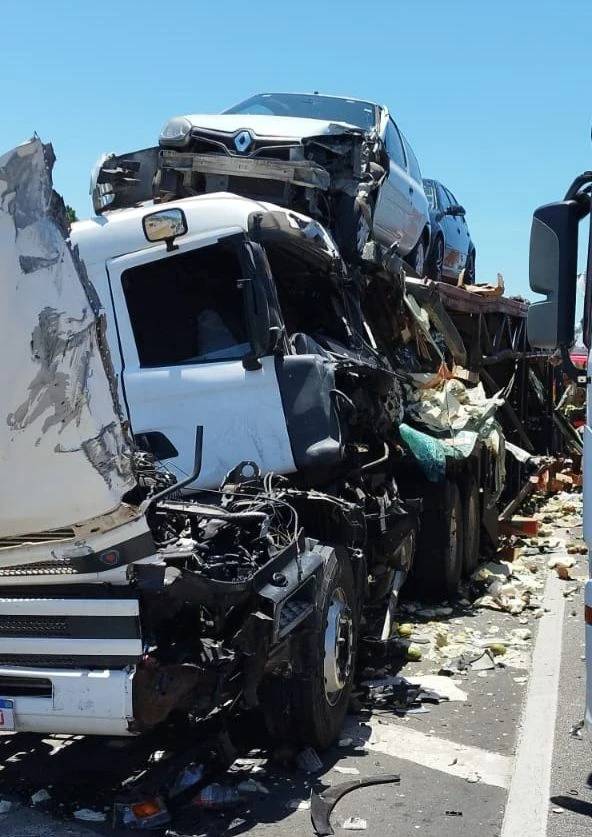 Acidente envolvendo carretas fere motorista na BR-101 em Criciúma — foto 4