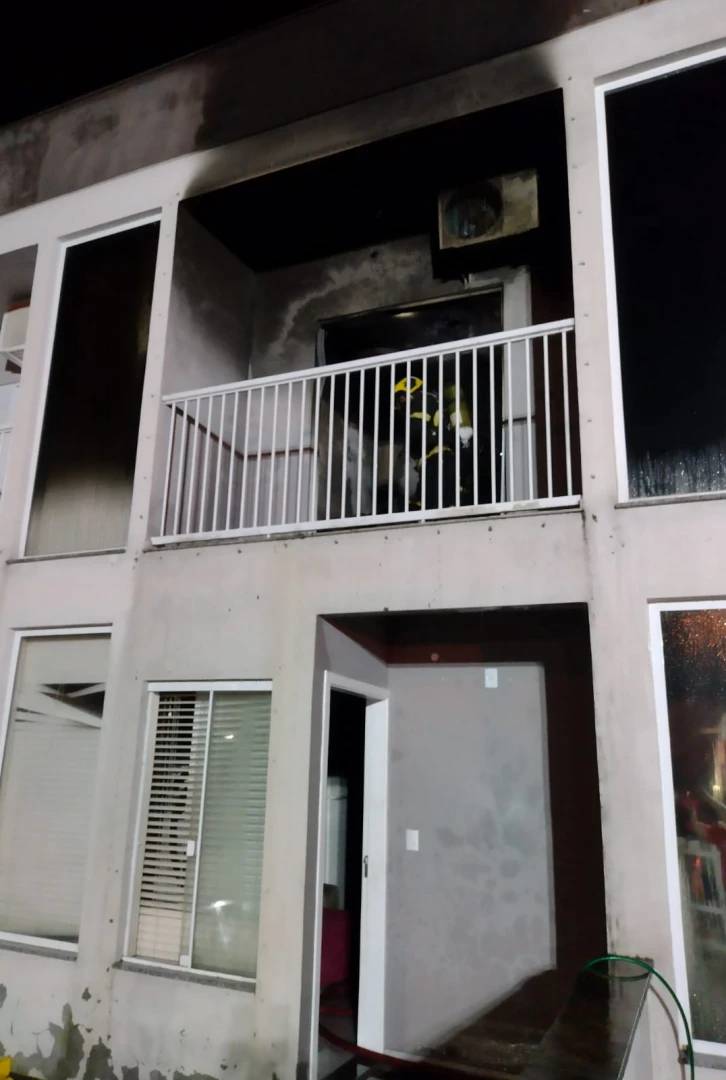 Homem sofre queimaduras durante incêndio em edificação multifamiliar — foto 1