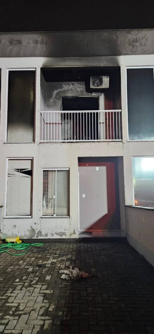 Homem sofre queimaduras durante incêndio em edificação multifamiliar — foto 2