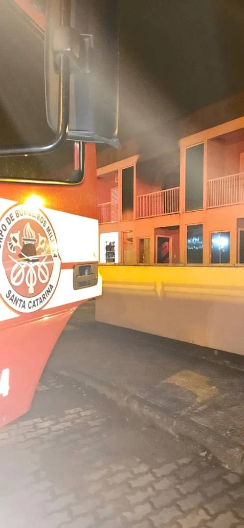 Homem sofre queimaduras durante incêndio em edificação multifamiliar — foto 3