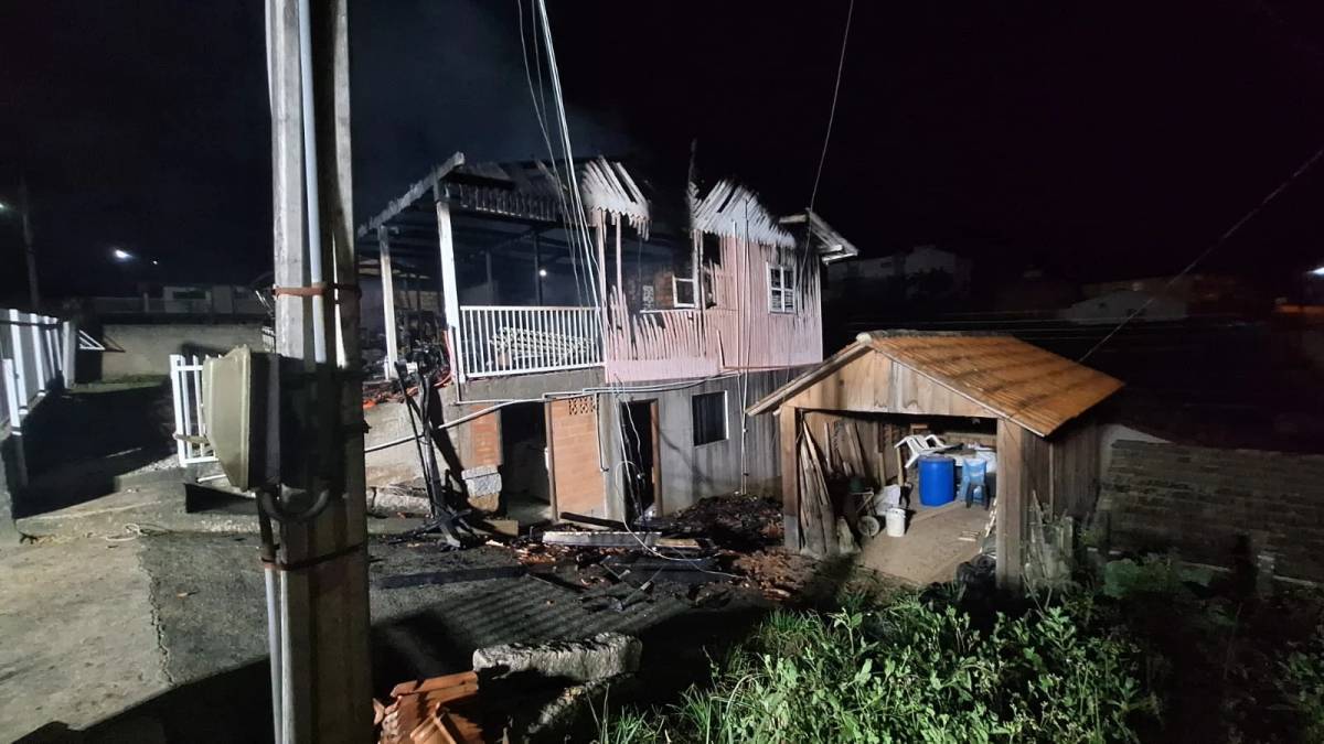 Idoso é encontrado morto durante incêndio em Braço do Norte — foto 1