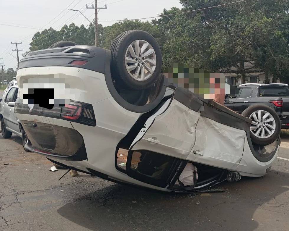 Colisão frontal entre veículos deixa passageira ferida na SC-449 — foto 1