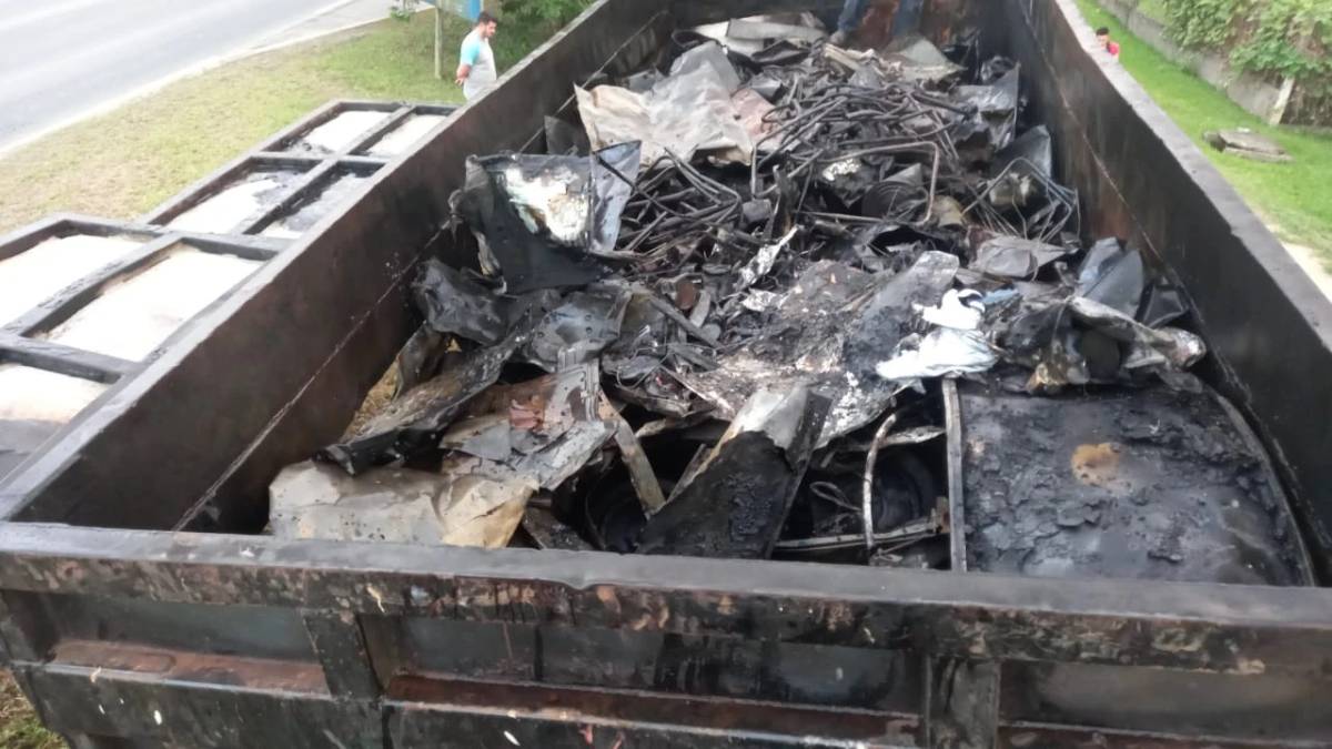Bombeiros combatem incêndio em carreta carregada com rejeitos industriais — foto 1