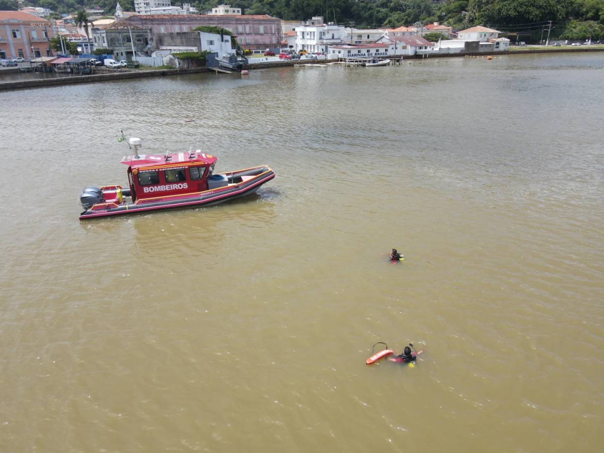 Pescador é encontrado morto após cair de embarcação em Laguna — foto 2