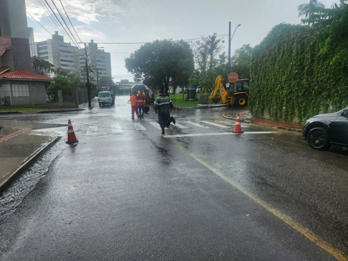 Suspeita de vazamento de gás interrompe trânsito em trecho de Criciúma — foto 1