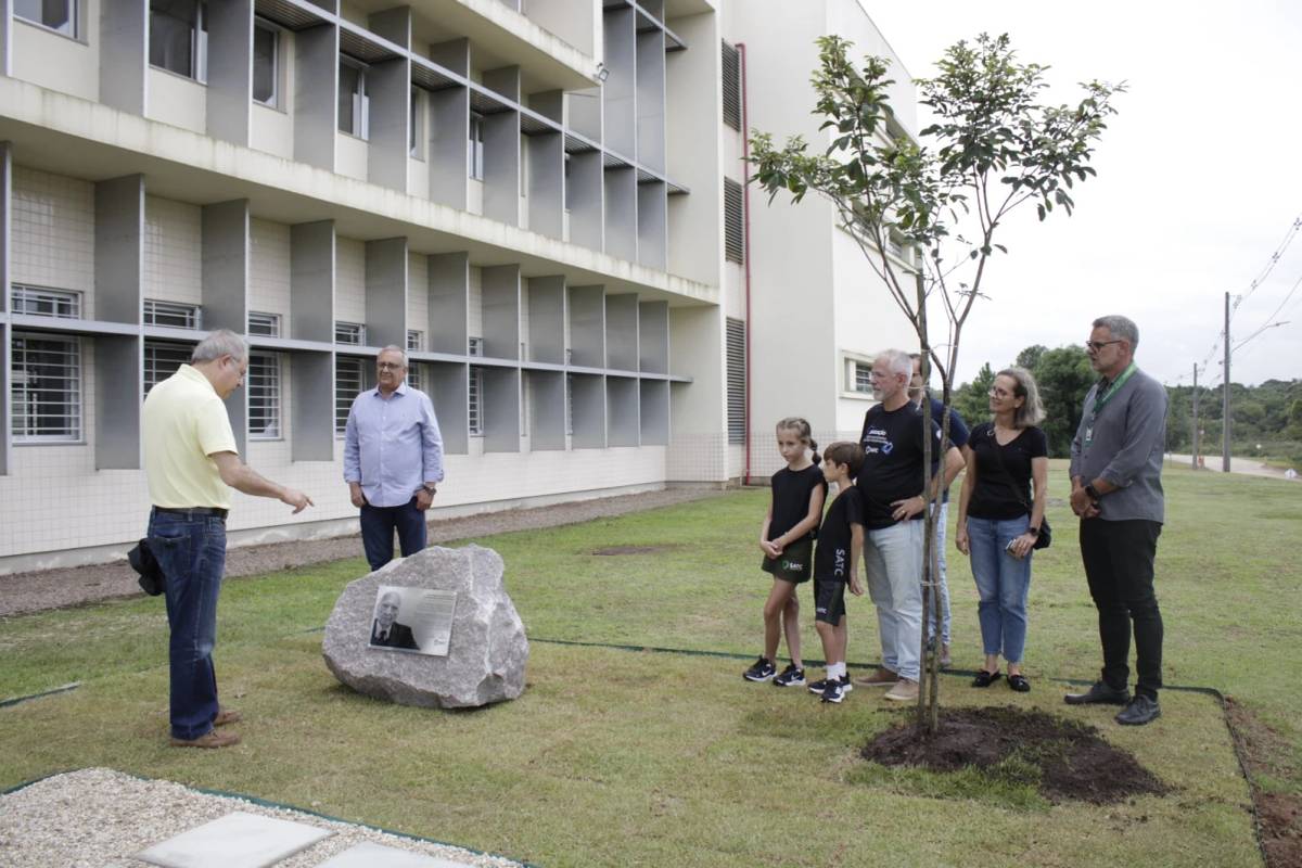 Satc homenageia Dr. Ruy Hülse com plantio de Ipê amarelo no Centro Tecnológico — foto 1