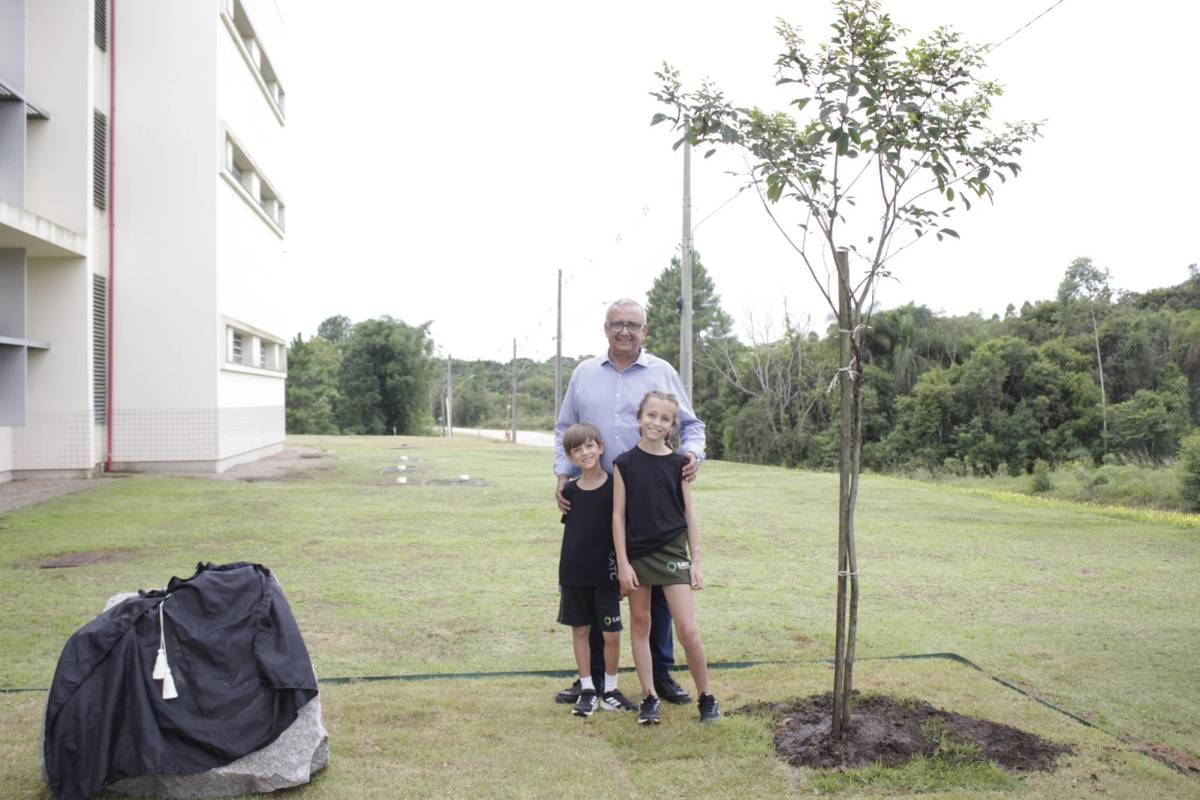 Satc homenageia Dr. Ruy Hülse com plantio de Ipê amarelo no Centro Tecnológico — foto 2
