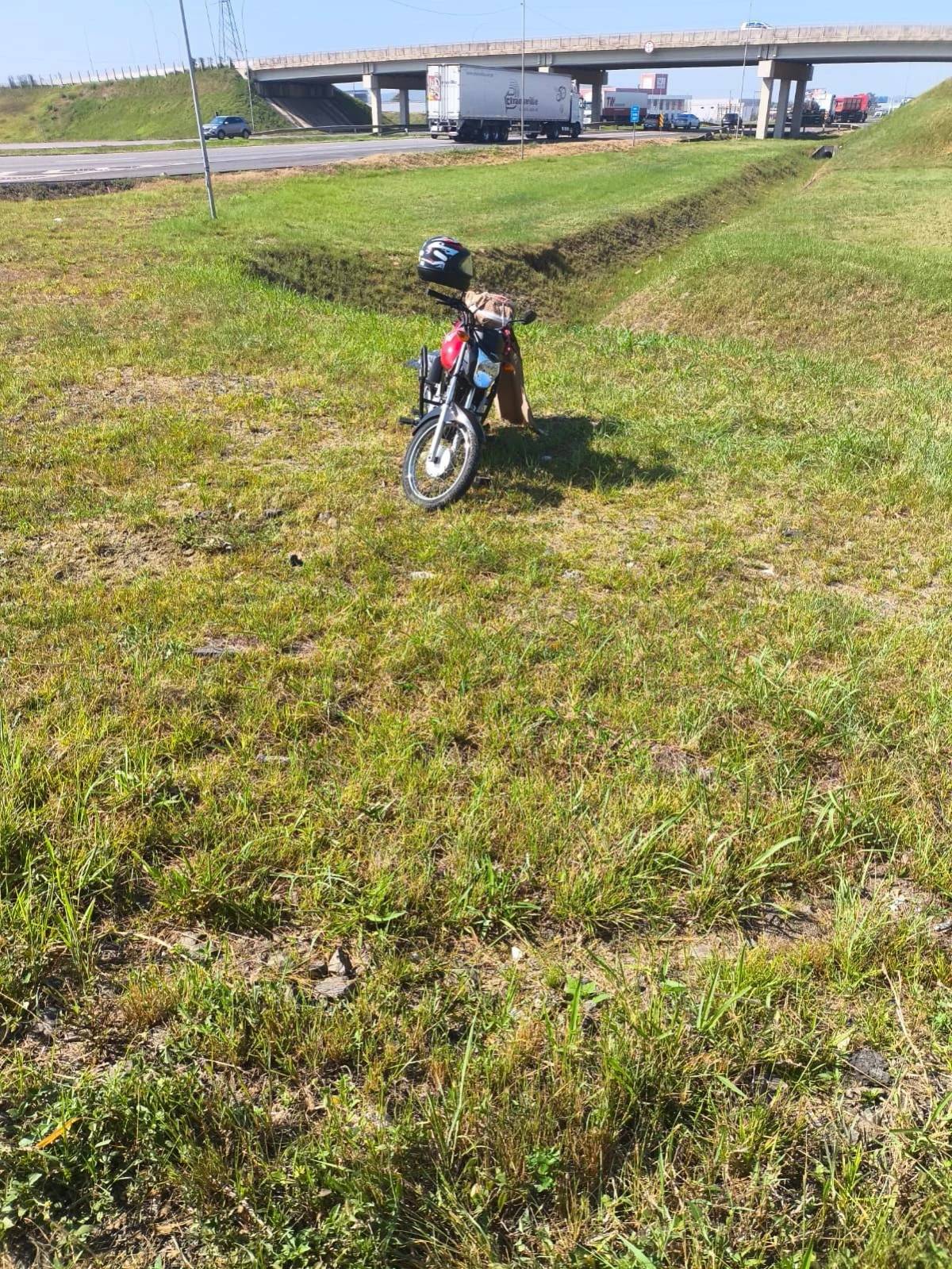 Saída de pista deixa motociclista ferido na BR-101 — foto 1