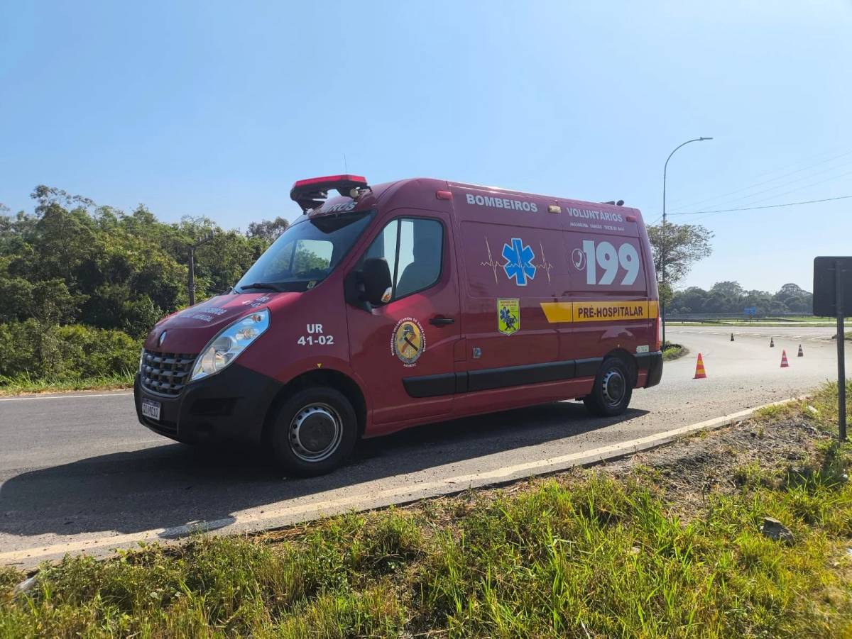 Saída de pista deixa motociclista ferido na BR-101 — foto 2