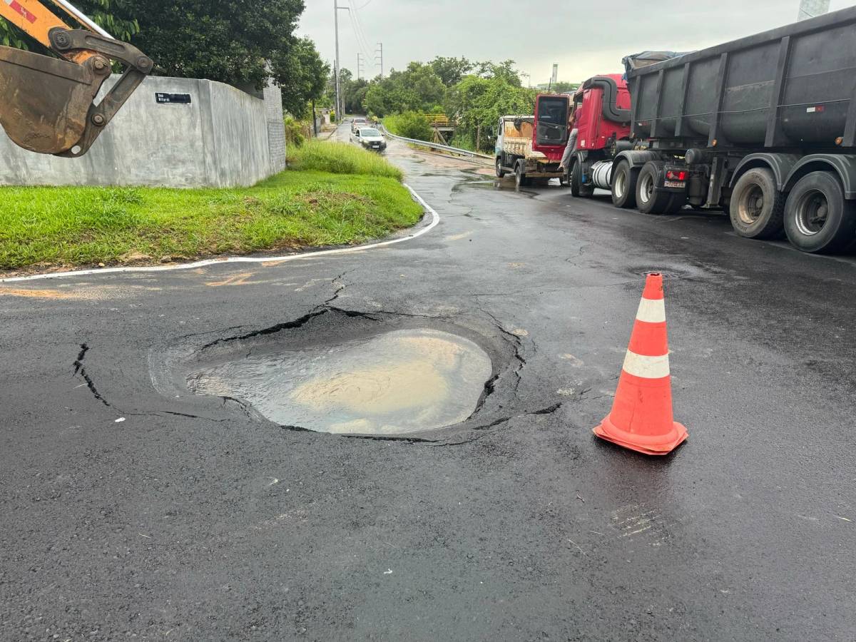 Adutora da Casan rompe e abre cratera em asfalto novo em Criciúma — foto 12