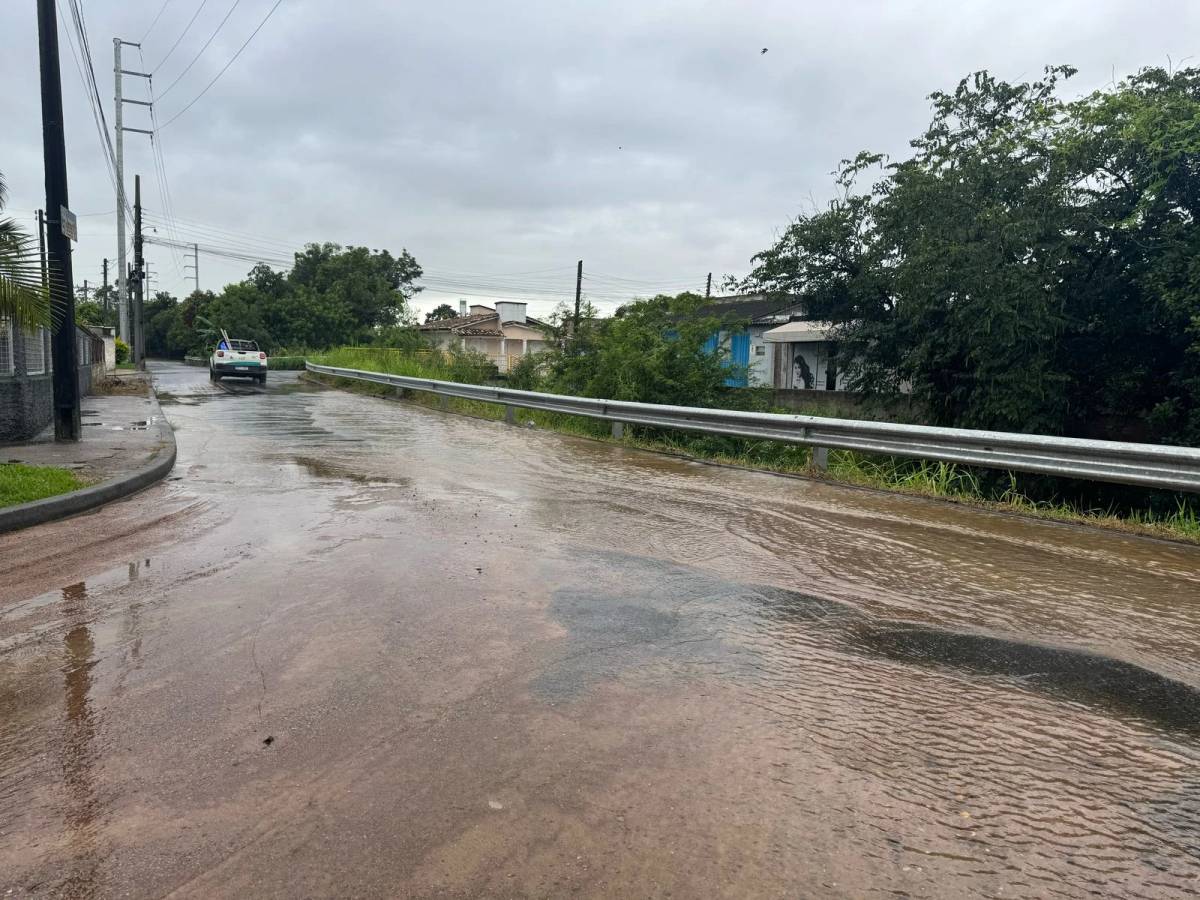 Adutora da Casan rompe e abre cratera em asfalto novo em Criciúma — foto 2