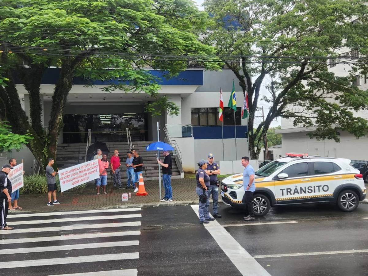 Ex-trabalhadores da Carbonífera Criciúma realizam protesto na avenida Centenário — foto 1