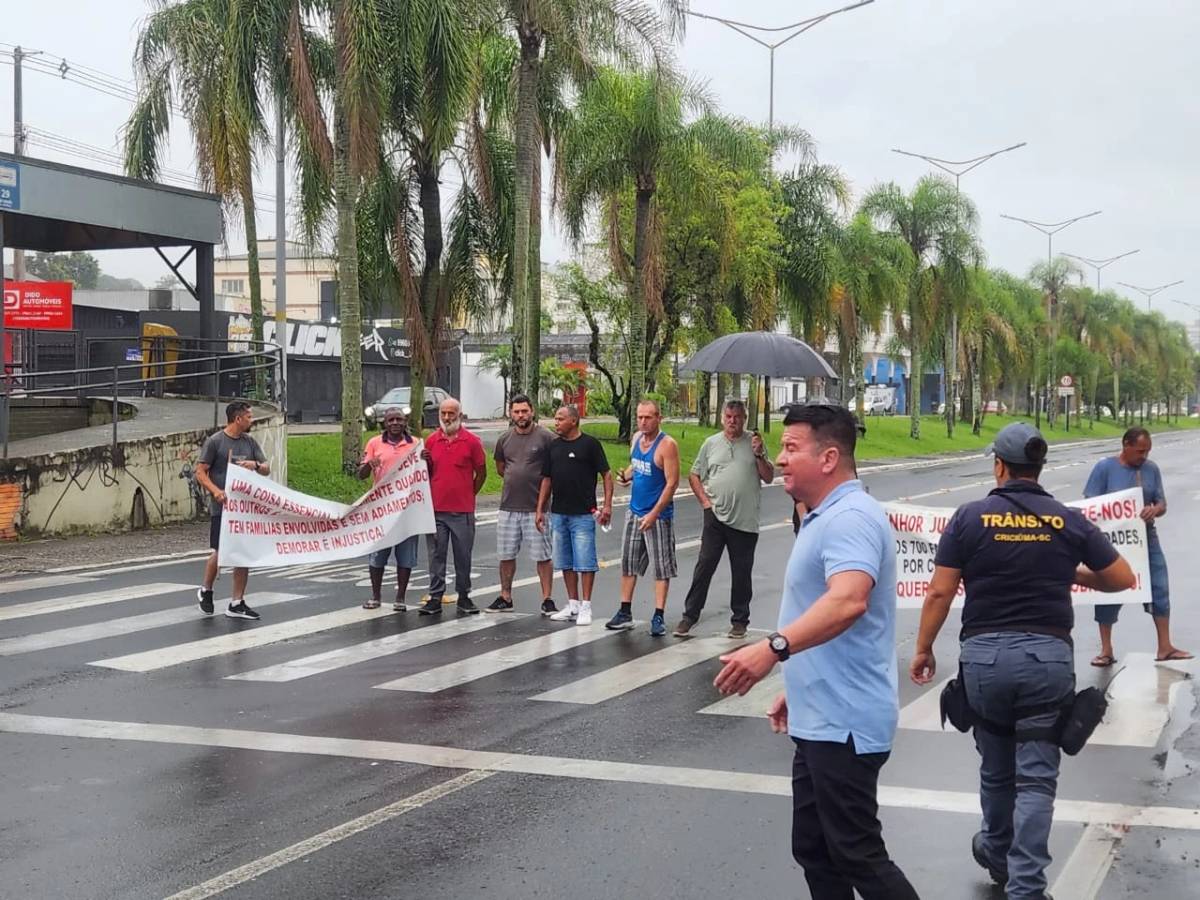 Ex-trabalhadores da Carbonífera Criciúma realizam protesto na avenida Centenário — foto 2