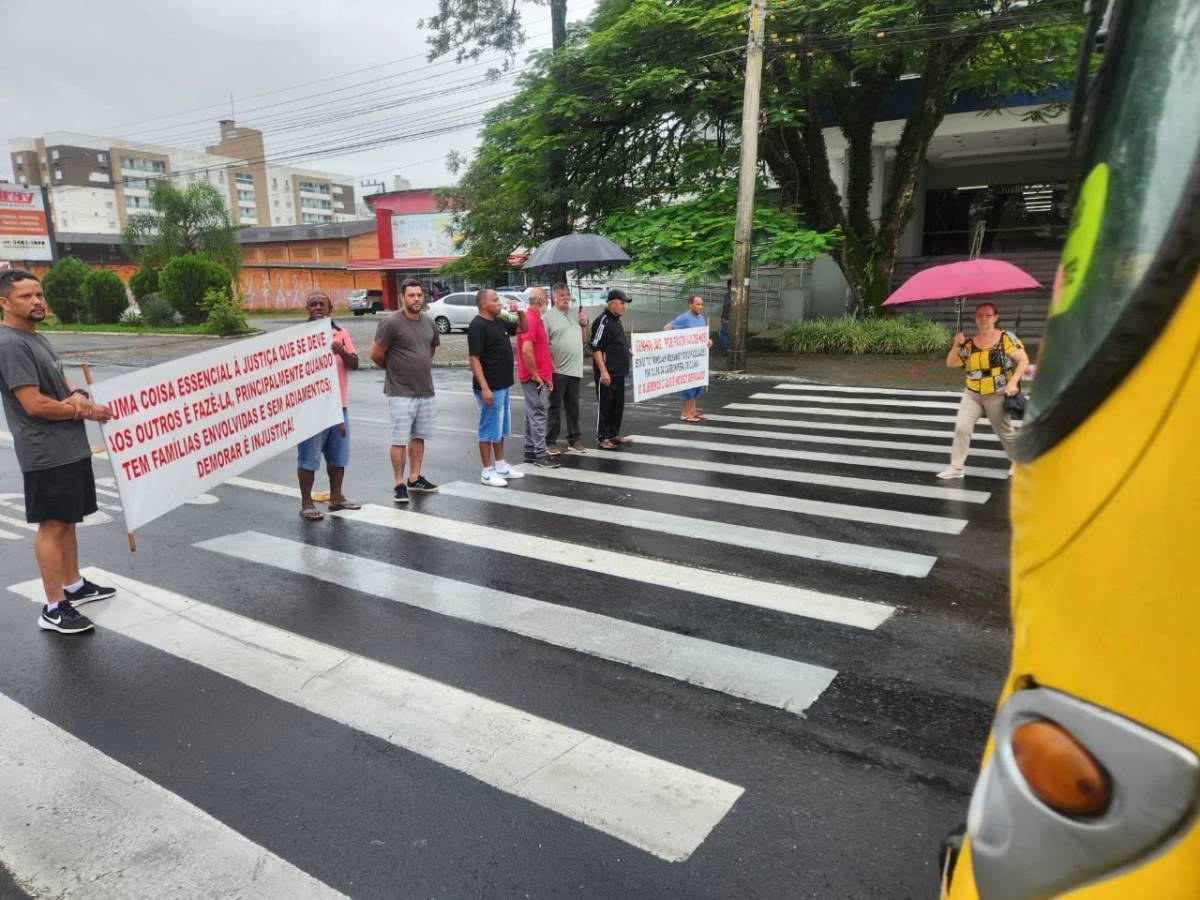 Ex-trabalhadores da Carbonífera Criciúma realizam protesto na avenida Centenário — foto 3