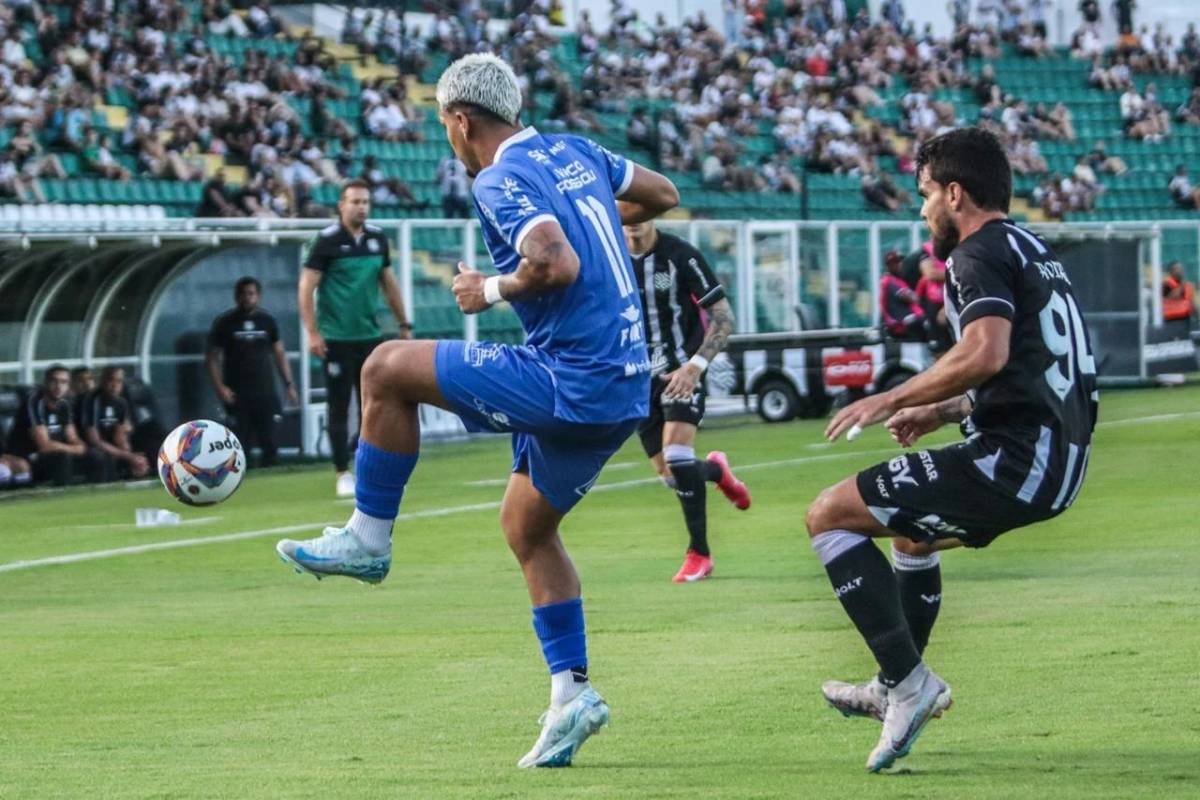 Caravaggio é goleado pelo Figueirense e entra na zona de rebaixamento — foto 1