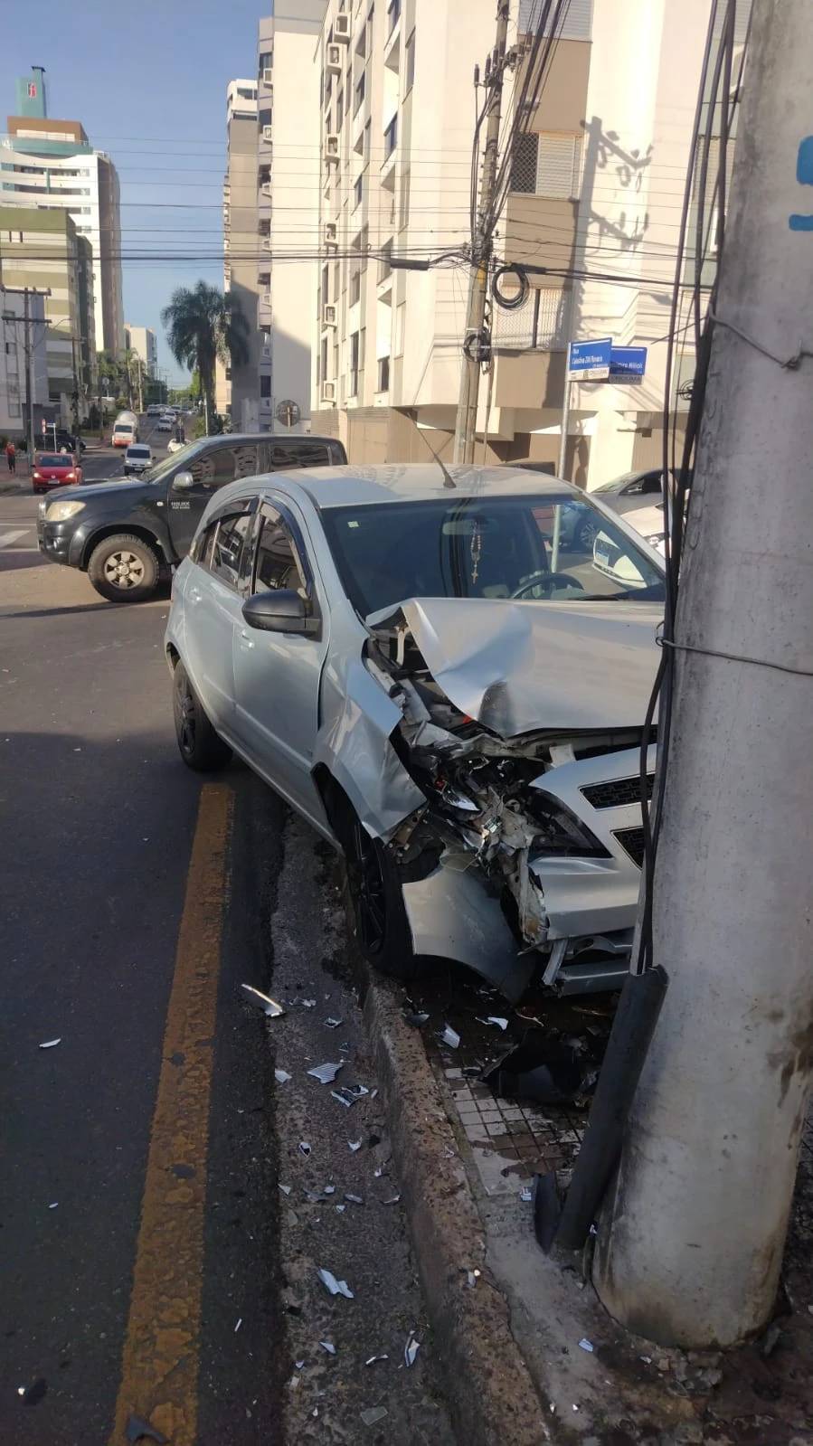 Motorista tem frente cortada e colide carro contra poste em Criciúma — foto 1
