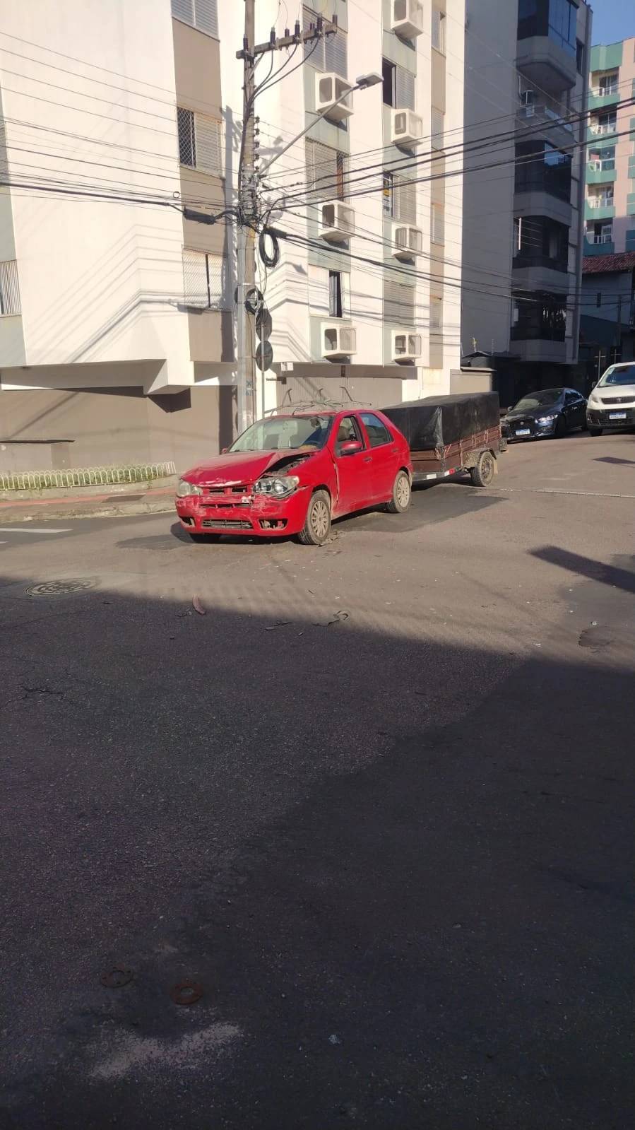 Motorista tem frente cortada e colide carro contra poste em Criciúma — foto 2