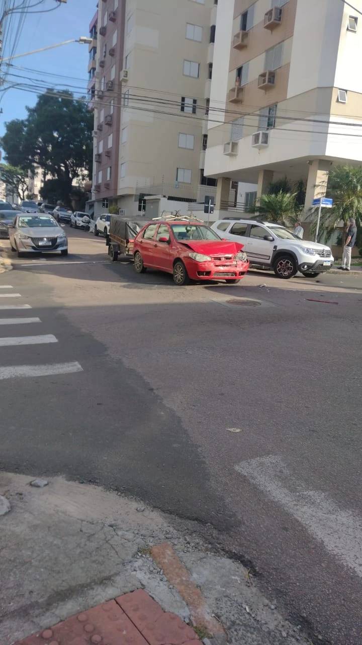 Motorista tem frente cortada e colide carro contra poste em Criciúma — foto 3