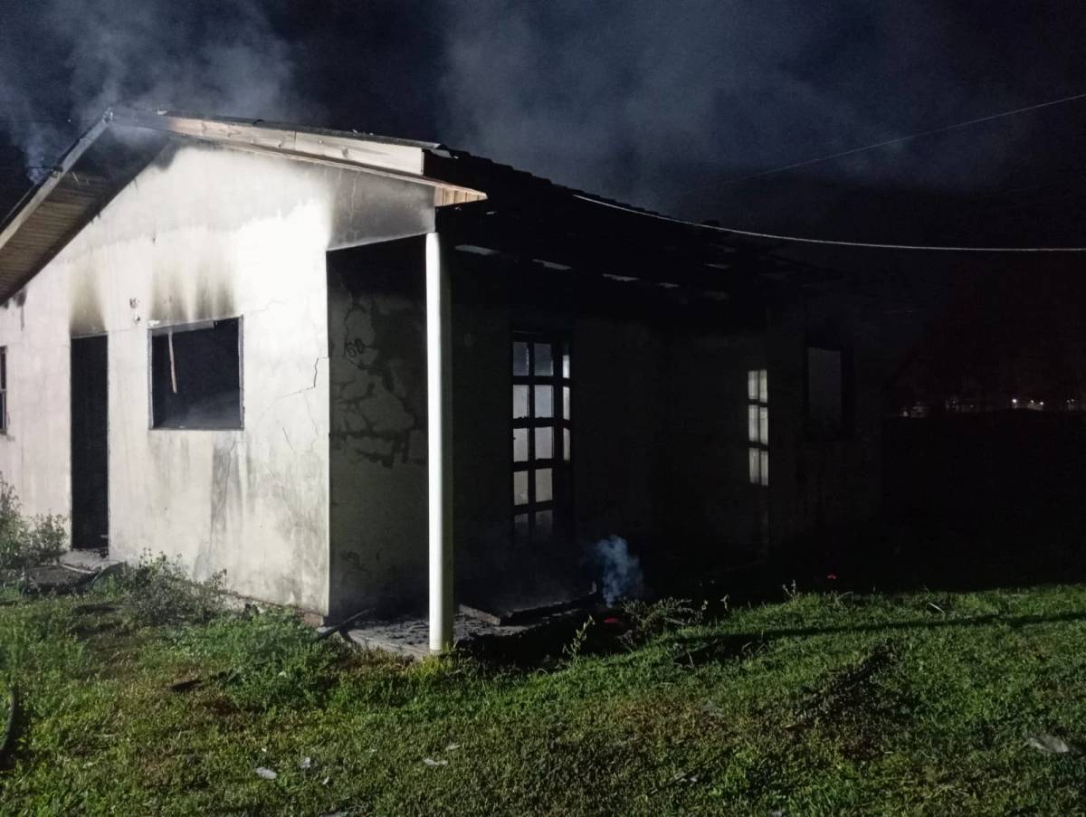 Residência é destruída por incêndio em Balneário Gaivota — foto 1
