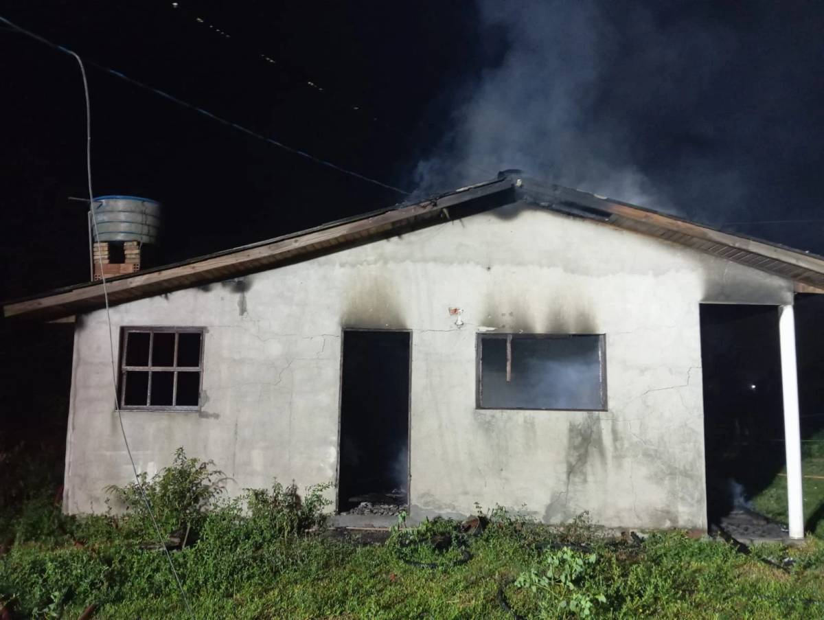 Residência é destruída por incêndio em Balneário Gaivota — foto 2