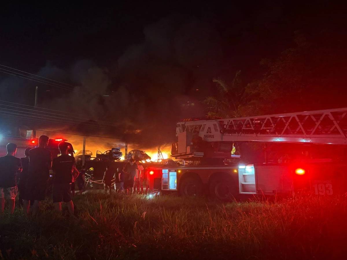 Incêndio de grandes proporções atinge ferro-velho na SC-445 em Içara — foto 1