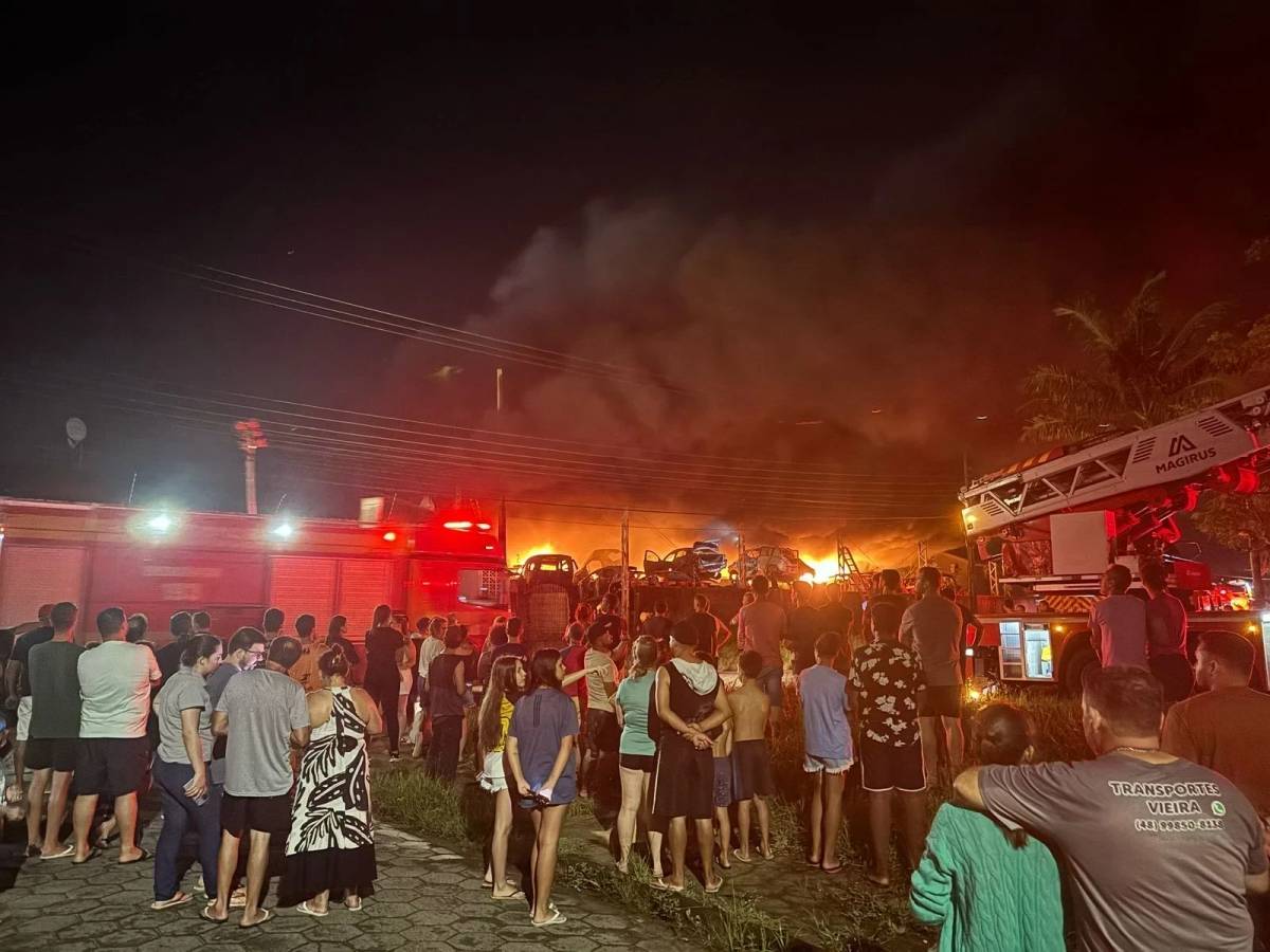 Incêndio de grandes proporções atinge ferro-velho na SC-445 em Içara — foto 2