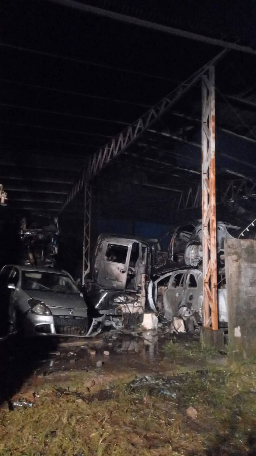 Incêndio de grandes proporções atinge ferro-velho na SC-445 em Içara — foto 6