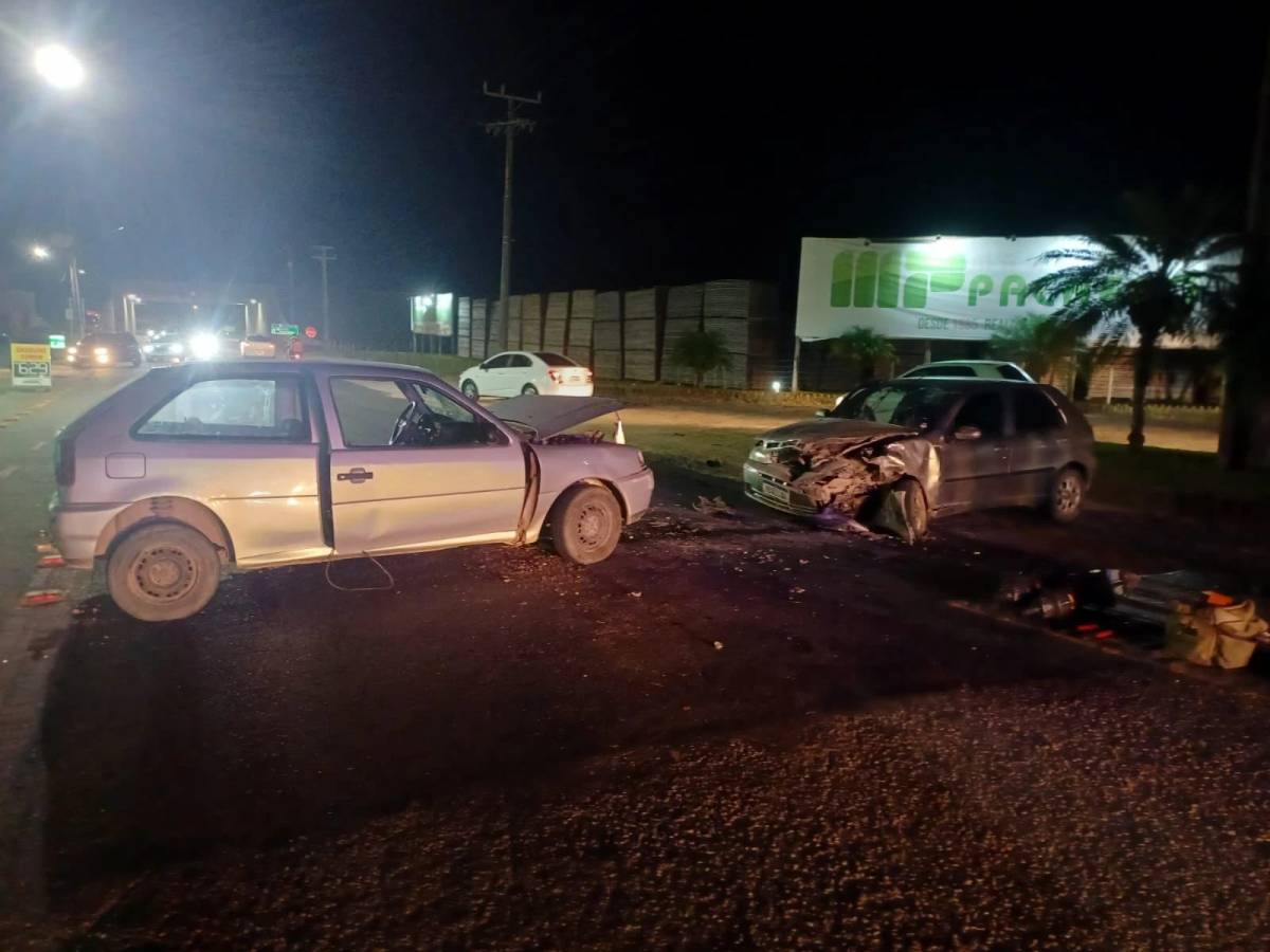 Colisão frontal deixa motoristas presos às ferragens — foto 1