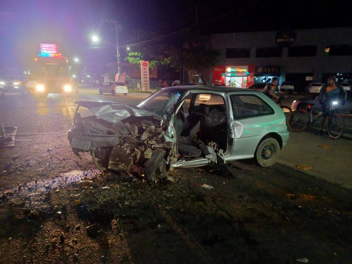 Colisão frontal deixa motoristas presos às ferragens — foto 2