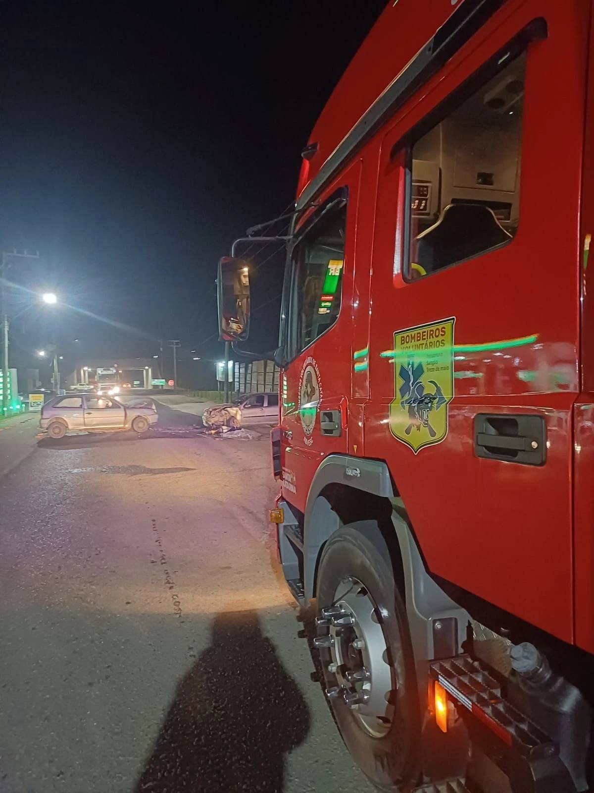 Colisão frontal deixa motoristas presos às ferragens — foto 4