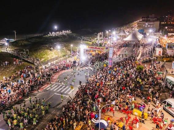 Carnaval reúne 100 mil pessoas no Balneário Rincão — foto 1