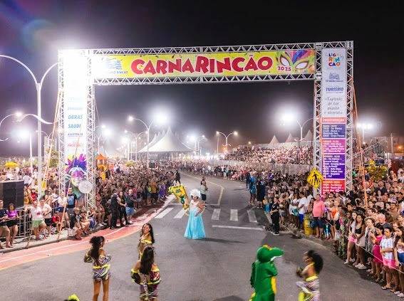 Carnaval reúne 100 mil pessoas no Balneário Rincão — foto 2