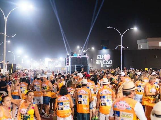 Carnaval reúne 100 mil pessoas no Balneário Rincão — foto 5