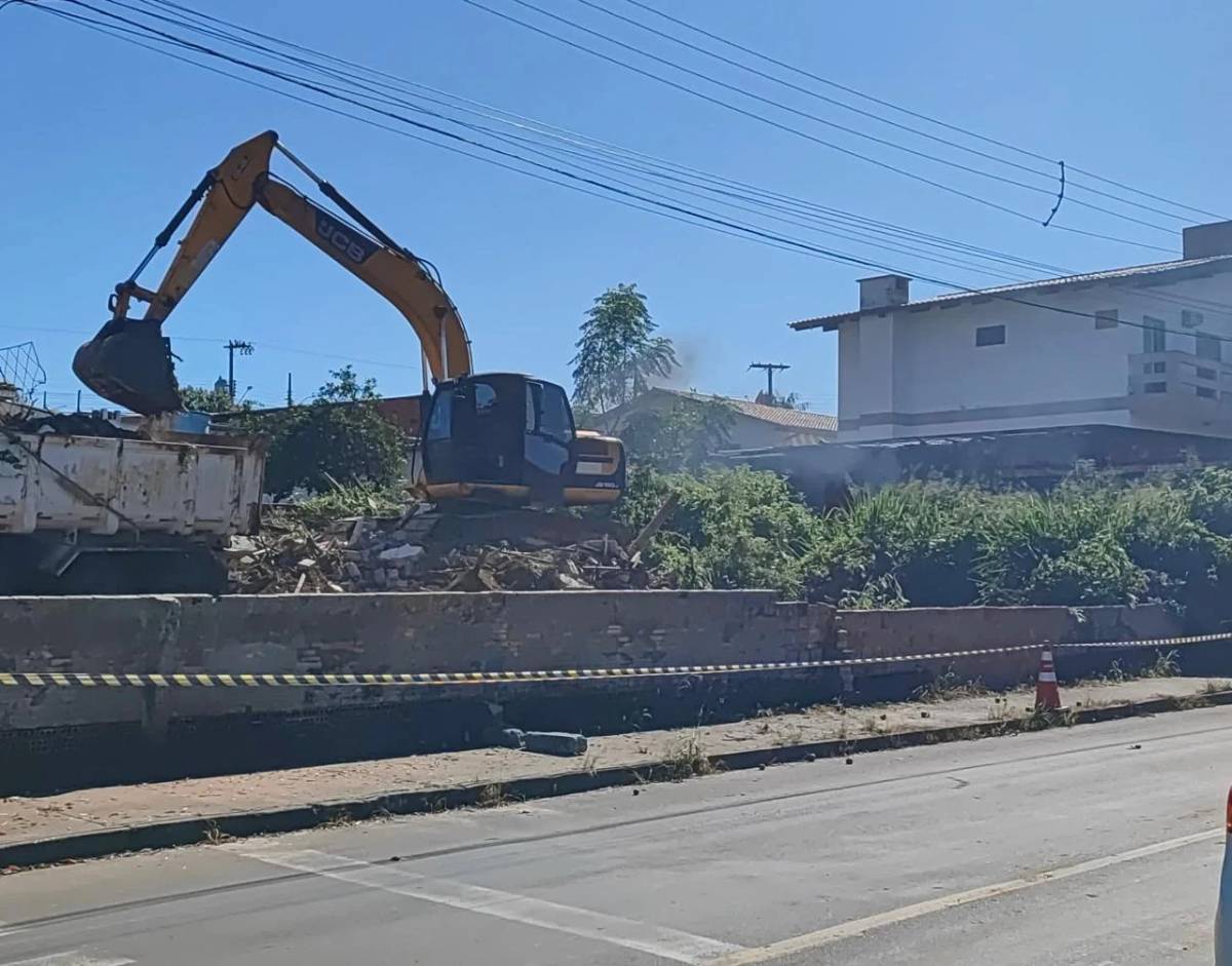 Imóvel abandonado é demolido pela Defesa Civil em Içara — foto 1