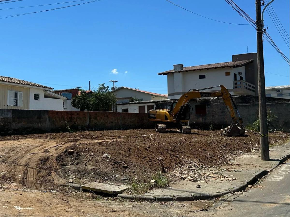 Imóvel abandonado é demolido pela Defesa Civil em Içara — foto 2