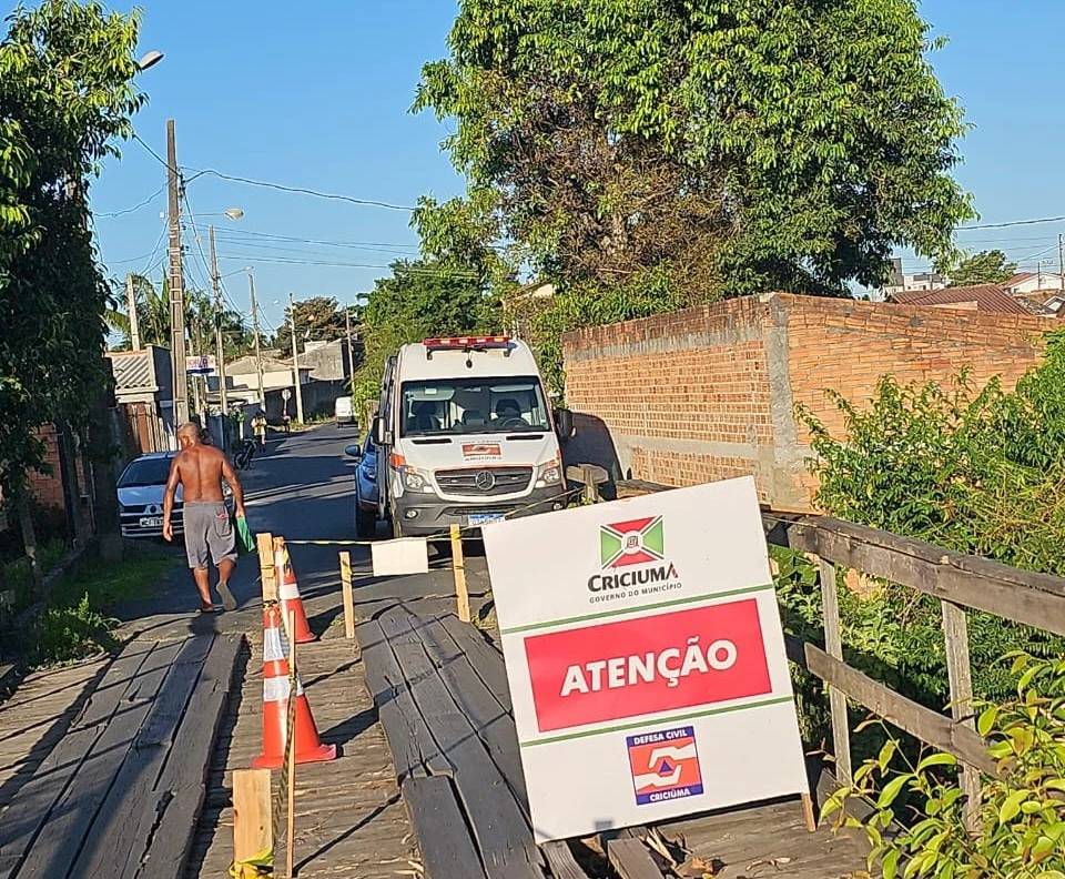 Defesa Civil interdita parcialmente ponte no bairro São Francisco em Criciúma — foto 1