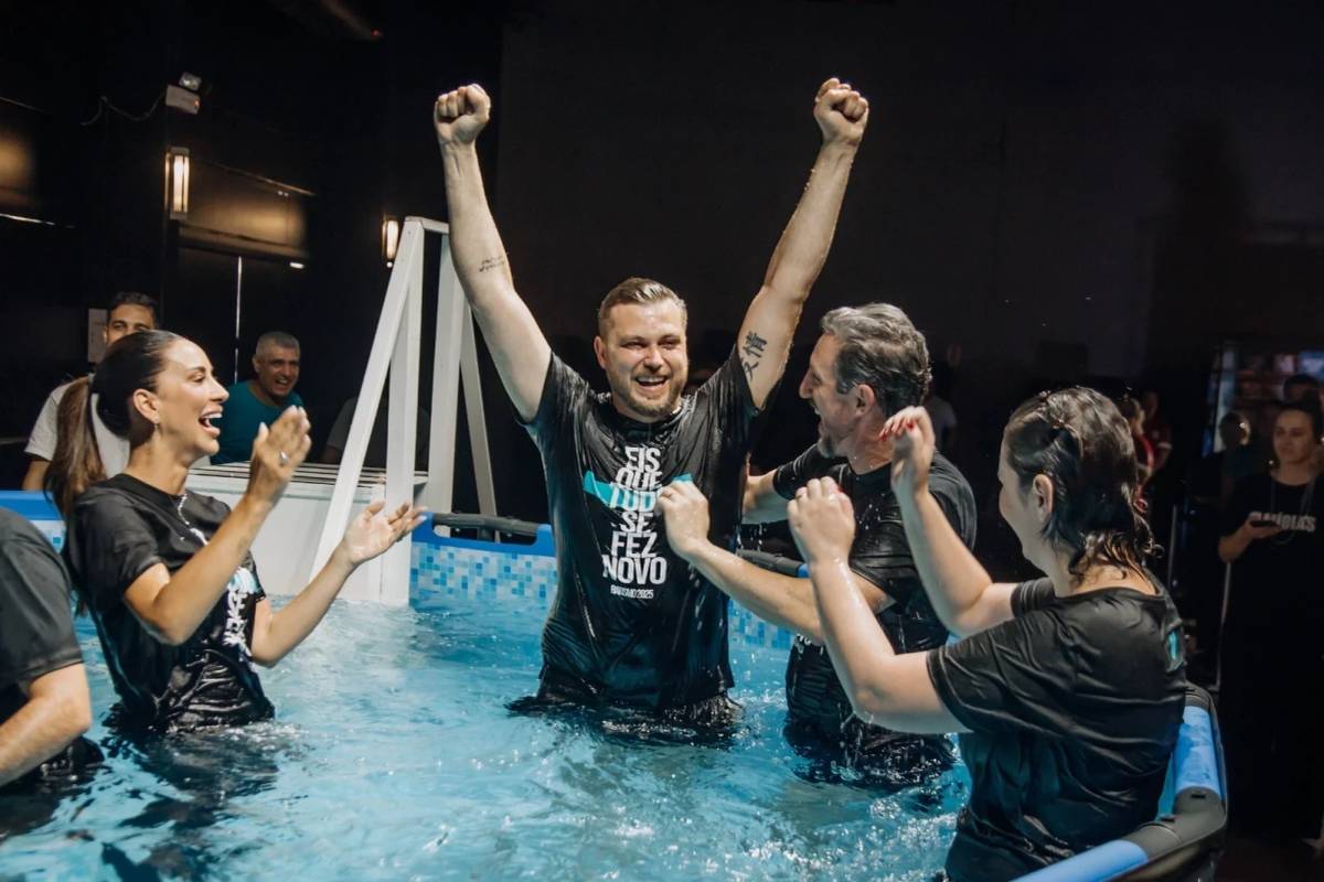 Em momento de fé e renovação, mais de 430 pessoas são batizadas na Abba Pai Church — foto 1