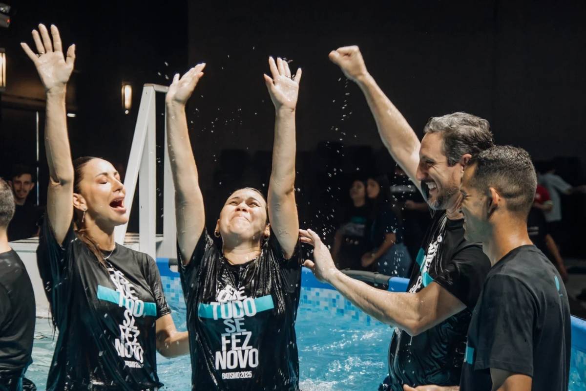Em momento de fé e renovação, mais de 430 pessoas são batizadas na Abba Pai Church — foto 4