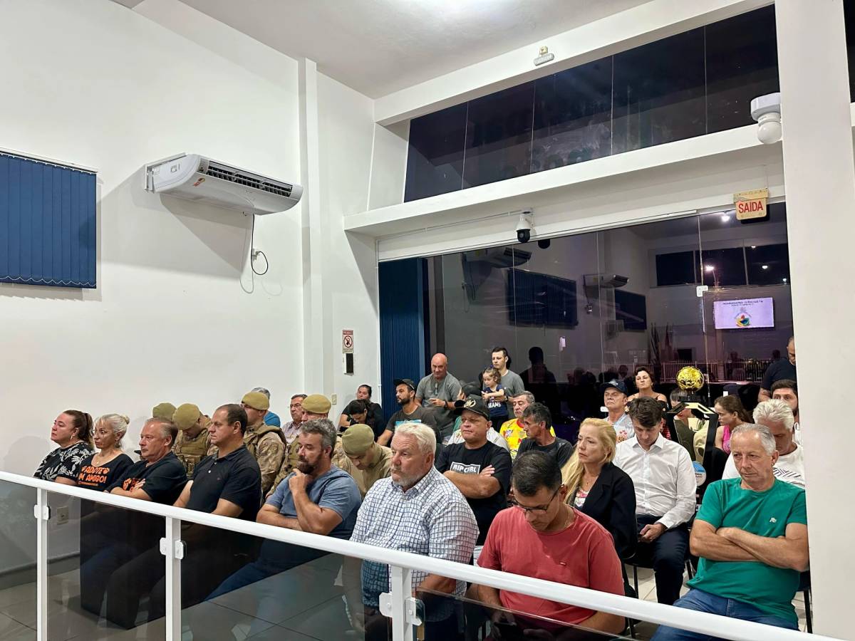 Vereadores de Balneário Rincão homenageiam policiais militares e equipe campeã do Praião 2025 — foto 2