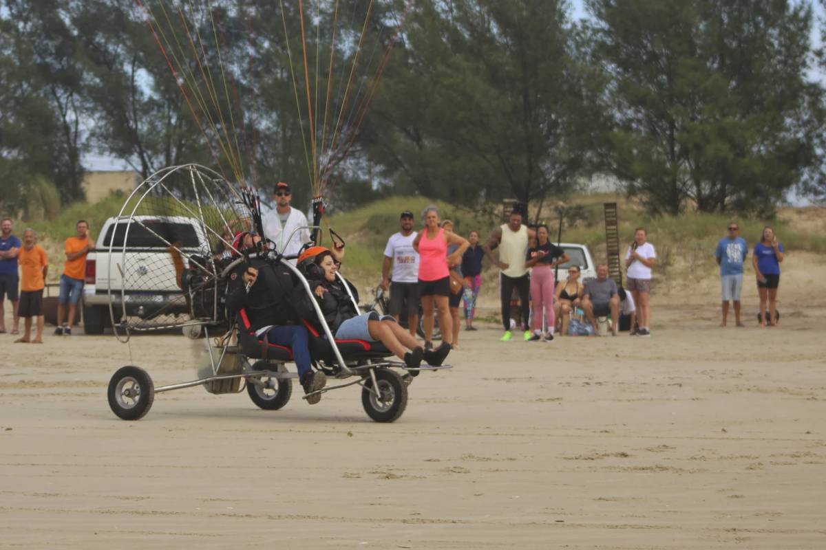 Pessoas com deficiência poderão fazer voos gratuitos de paratrike e balão em Balneário Gaivota — foto 10