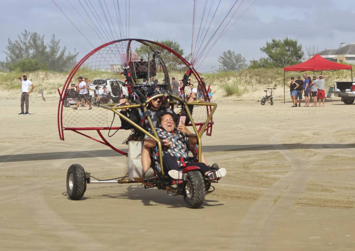Pessoas com deficiência poderão fazer voos gratuitos de paratrike e balão em Balneário Gaivota — foto 2