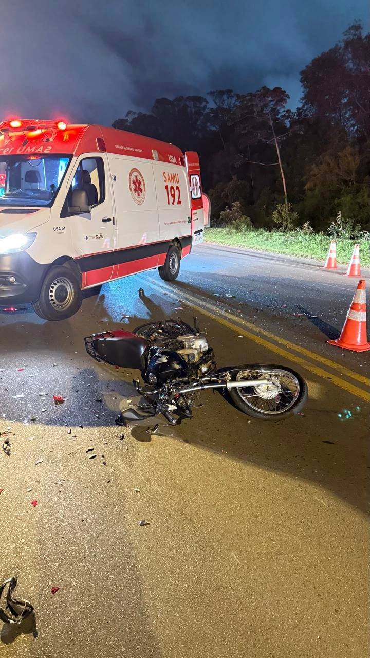 Colisão entre carro e moto deixa dois jovens feridos em Criciúma — foto 1