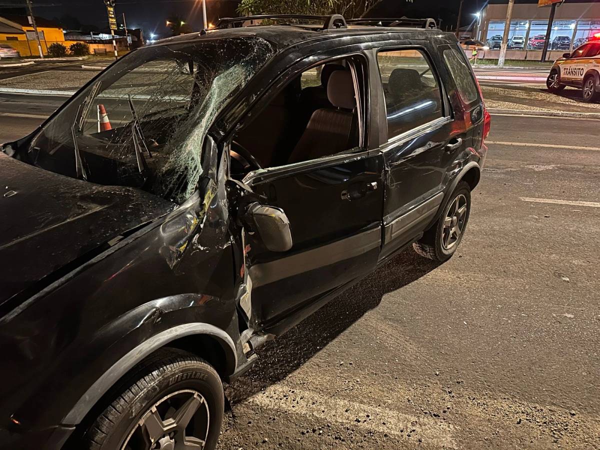 Motorista faz conversão proibida e colide veículo contra ônibus em Criciúma — foto 1